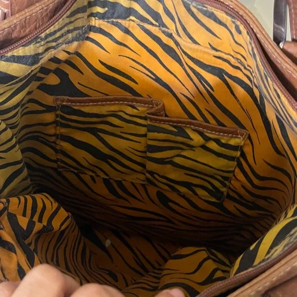 Elegant Tan Leather Tote Bag - Picture 3 of 10